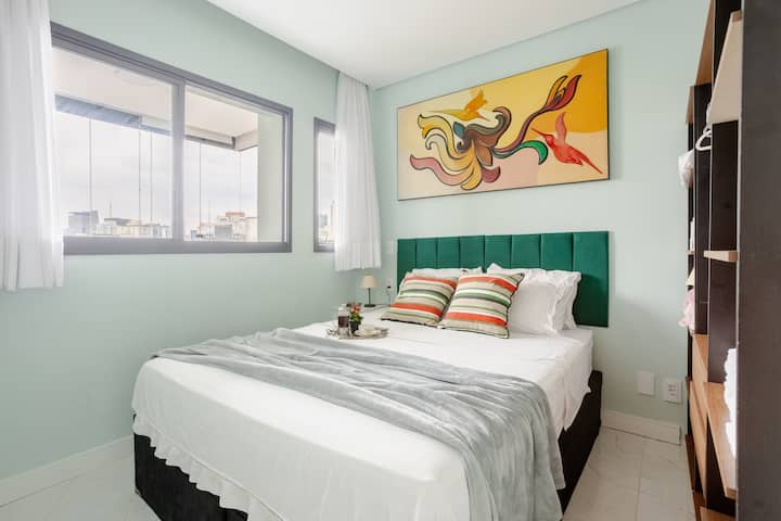 Ahora les presentamos nuestra suite, que cuenta con una cama queen, televisor, vestidor y baño.