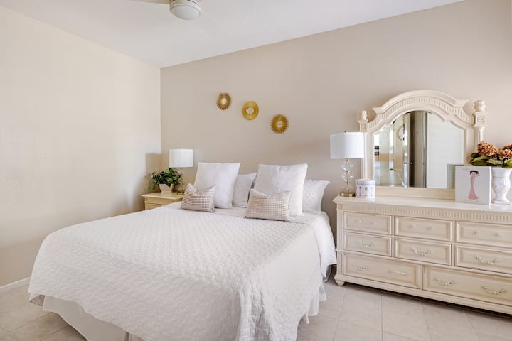 El elegante dormitorio secundario incluye una cama tamaño king, ventilador de techo y mucho espacio para guardar ropa.