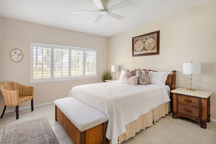 El amplio dormitorio principal incluye una cómoda cama tamaño king, ventilador de techo, mucho espacio para guardar ropa y vistas al impresionante paisaje de la comunidad.