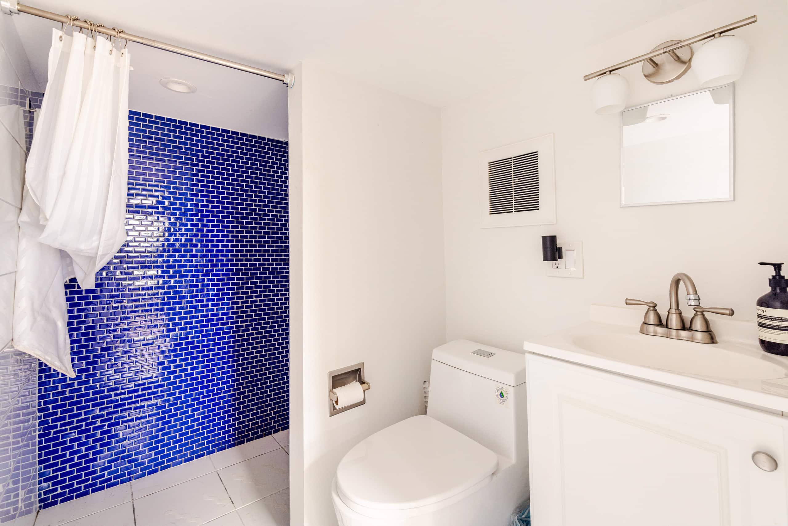 Home in San Francisco · ★5.0 · 2 bedrooms · 2 beds · 2 baths - Image 22