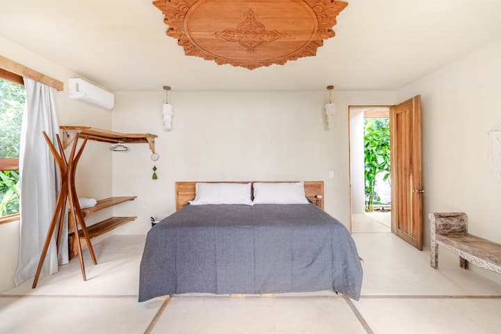 Draps 100 % coton.
Couvre-lits mexicains.
La construction en béton rend cette pièce fraîche, les détails en bois la rendent unique,
Les commodités le rendent idéal.
Bienvenue à Casa Akasha.