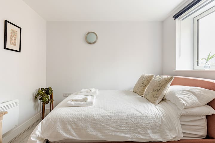 Dvokrevetna spavaća soba, vrhunski madrac, posteljina hotelske kvalitete, ručnici, biljke i trostruki ormar od recikliranog starog drva. 