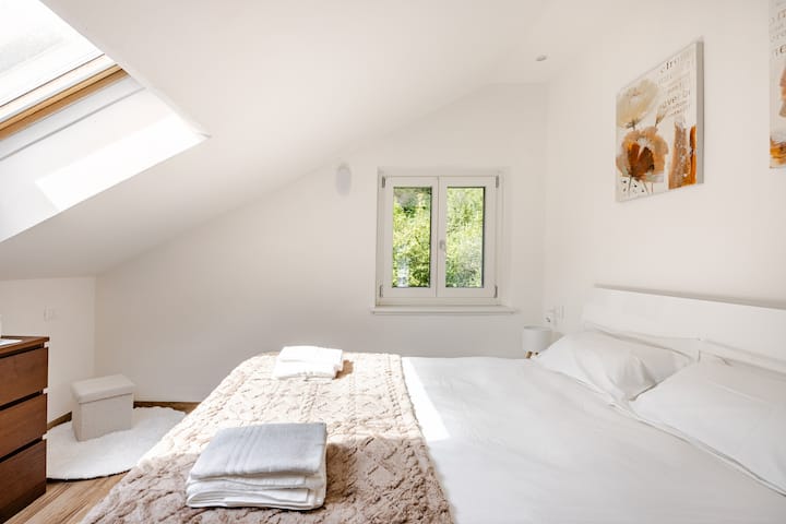 Снимки на красивата спалня и двойното легло