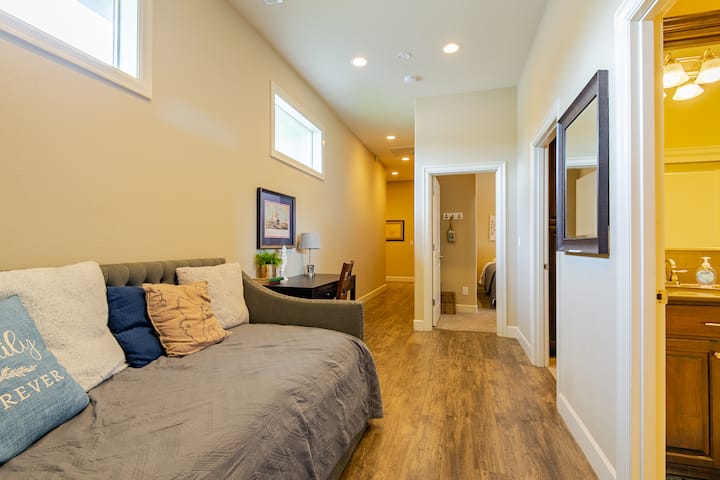 Huge New Home - 24 Hour Self Check In -- 8,200sqft - Beaverton, OR