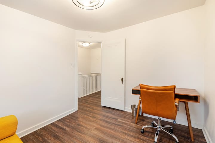 พื้นที่ใช้งานหลายอย่างในห้องนอนที่ 3 มีโต๊ะทำงานและเตียงโซฟา