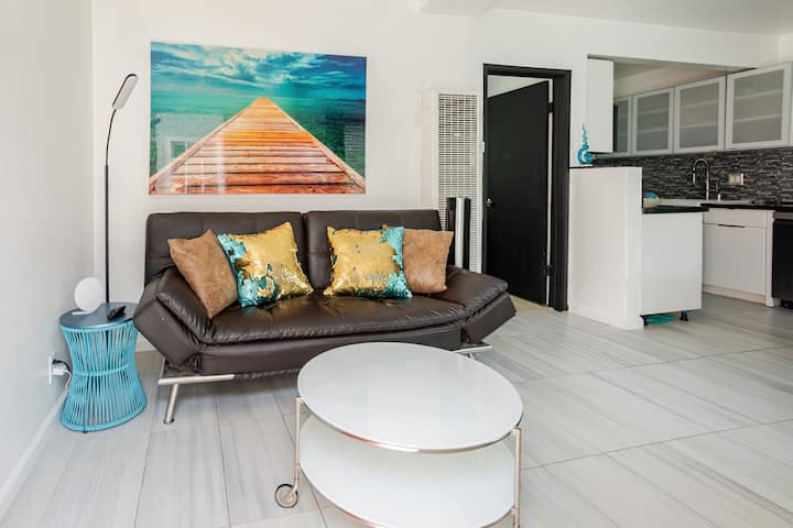 Trendy & Cozy 4 Blocks From The Venice Beach! - Venice Beach, CA