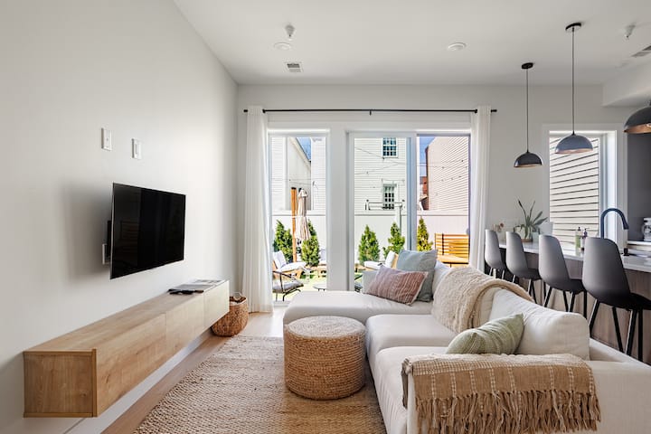 Modern 2br/2ba Oasis W/ Private Yard • Mins To Nyc - Jersey City, NJ