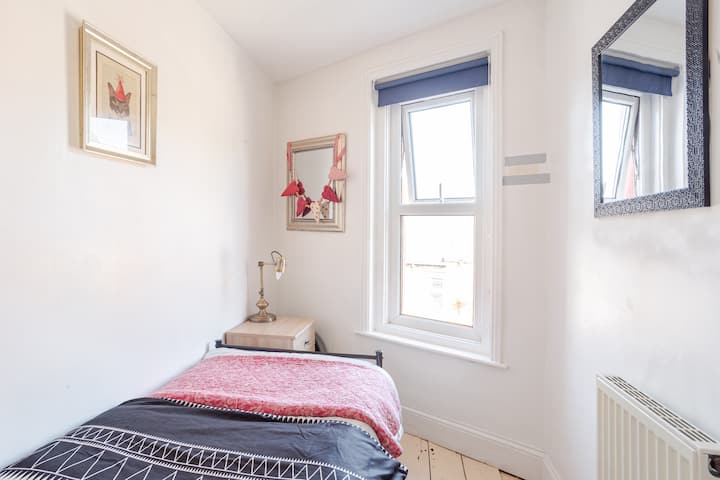 Dhoma e gjumit 3, krevat tek dhe dhomë e vogël 