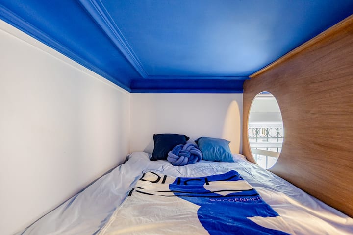 140 cm × 190 cm bed