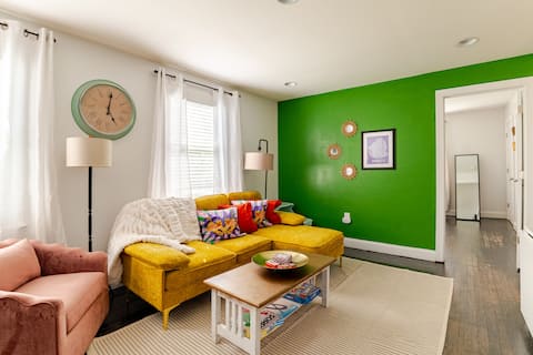 Top Airbnb: Charming bungalow - Uptown 1mi away! in Smallwood