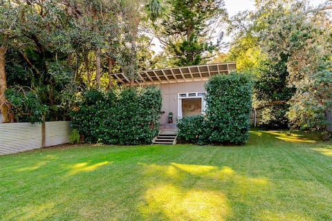 Gorgeous, beachy getaway in leafy garden setting