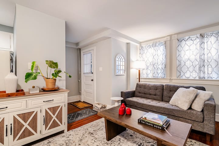 Cozy Eastern Market English Basement Apartment - Washington, DC