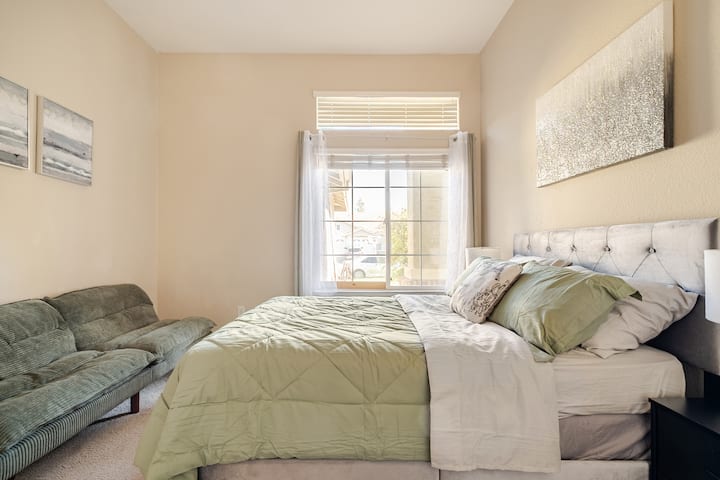 მარტივი, მაგრამ დახვეწილი საძინებელი თბილი და მიმზიდველია.