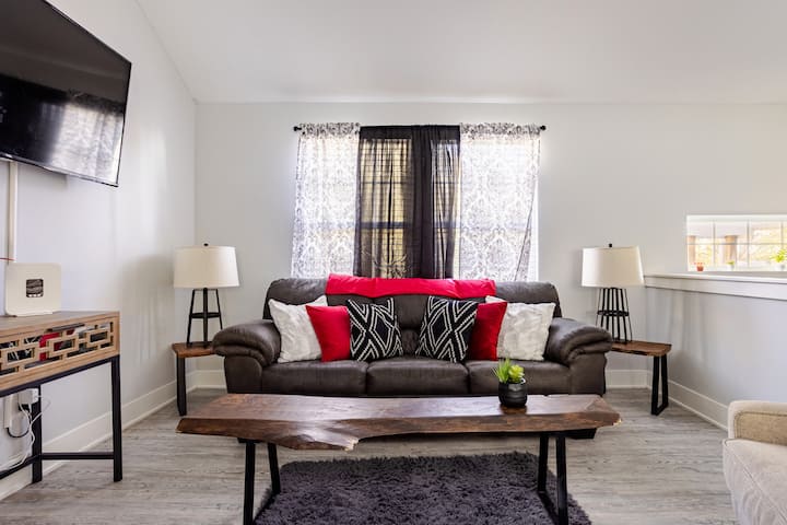 New 4br Home King/queen Beds Sleeps 10 W/hottub - Liberty, MO