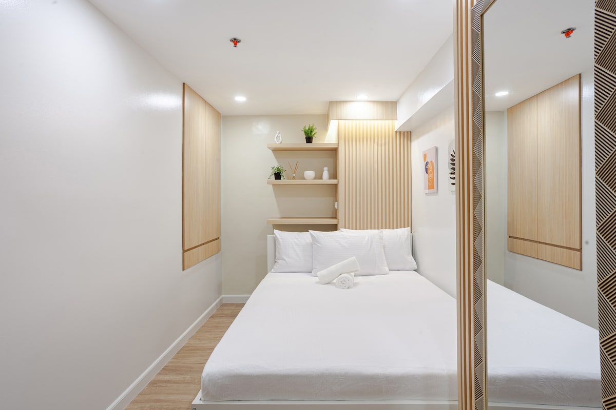 Gelegen op de 2e verdieping.
☑️ Tweepersoonsbed
☑️ Met airconditioning
☑️ Met ingebouwde kast
☑️ Met kaptafel en stoel
☑️ Met grote spiegel
☑️ Met nachtkastje
