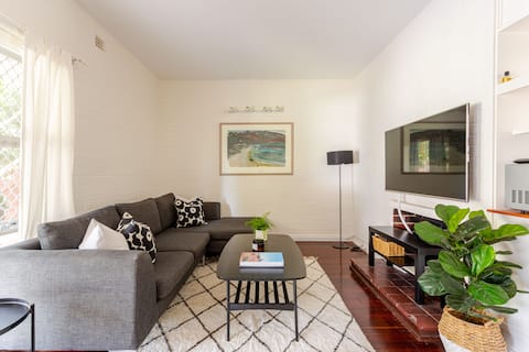 Stylish Cottesloe Apartment / undercover parking.