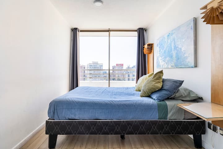 חדר שינה עם נוף ומרפסת