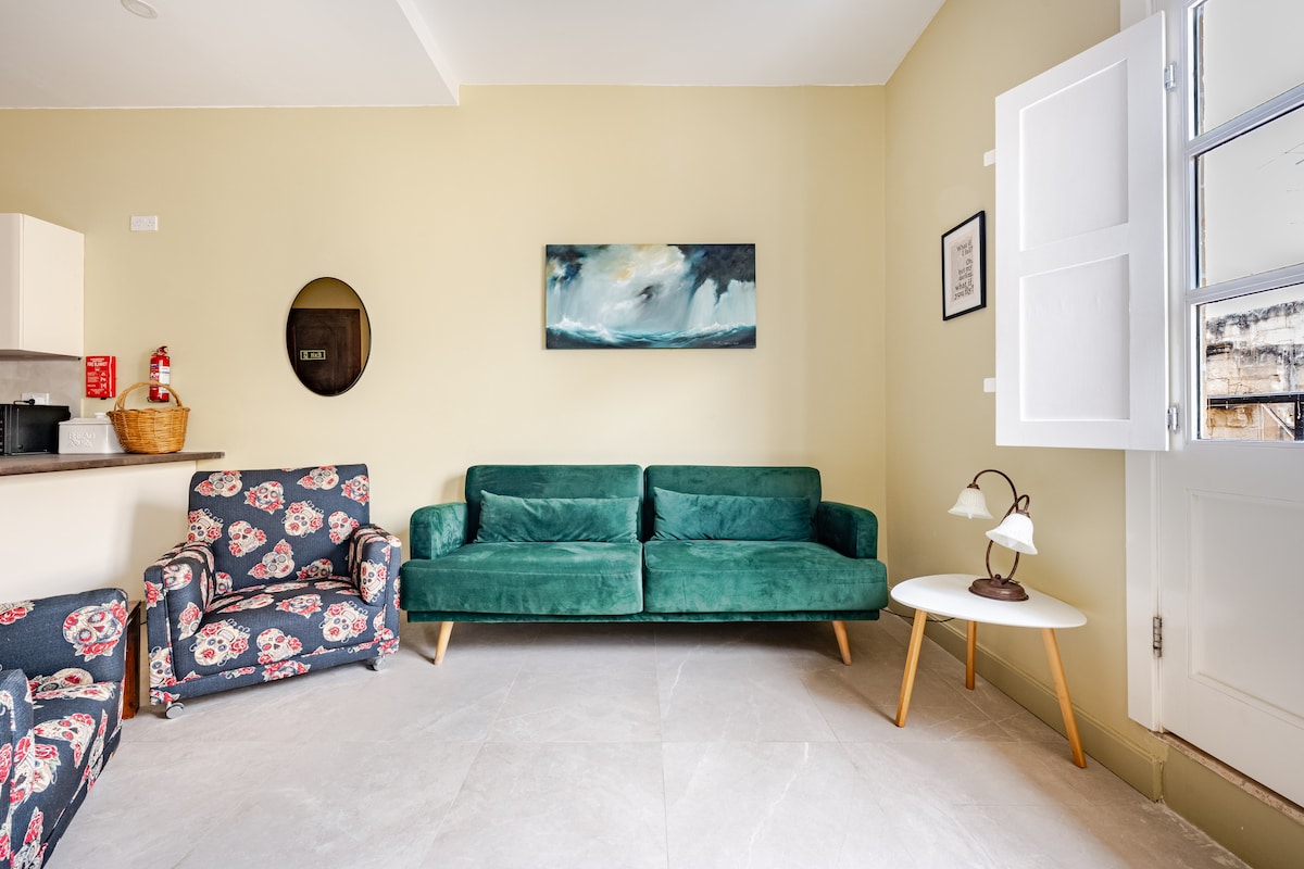 Valletta is 5 minute Ferry ride away - Sliema Apt