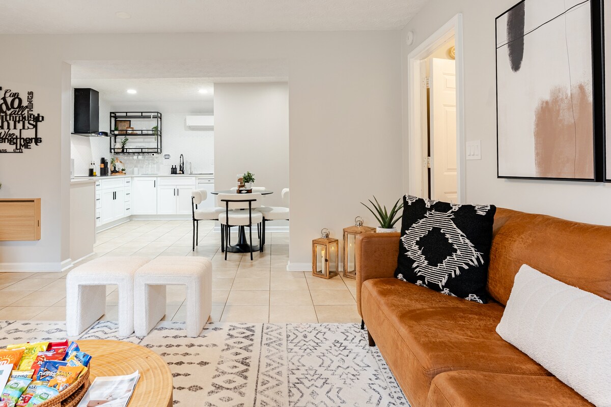 Cinema Room & Coffee Bar/ Free Parking / Downtown