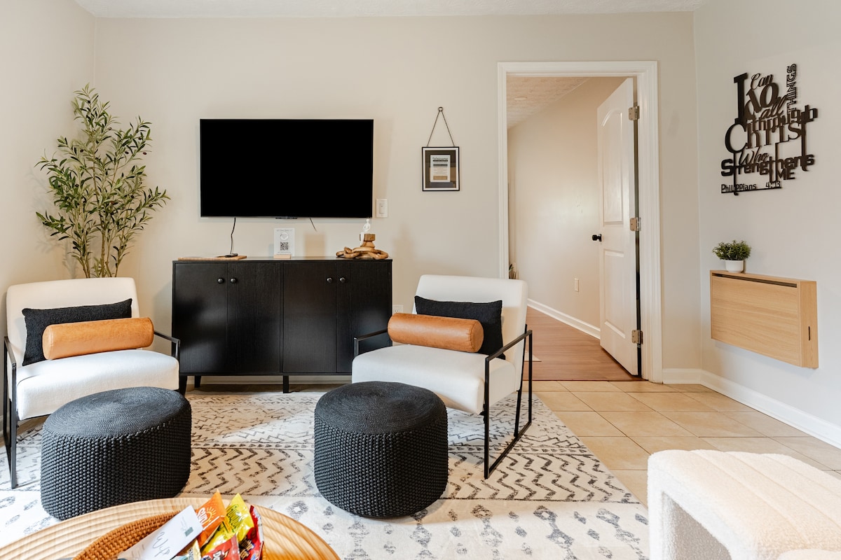 Cinema Room & Coffee Bar/ Free Parking / Downtown