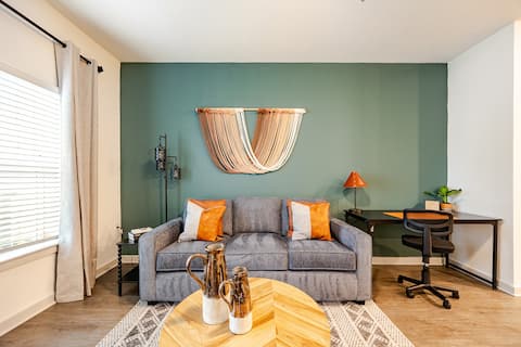 Successful Airbnb property: Casa Oliva King Bed Near Parks/Shopping/Food/Golf in Bay Lake
