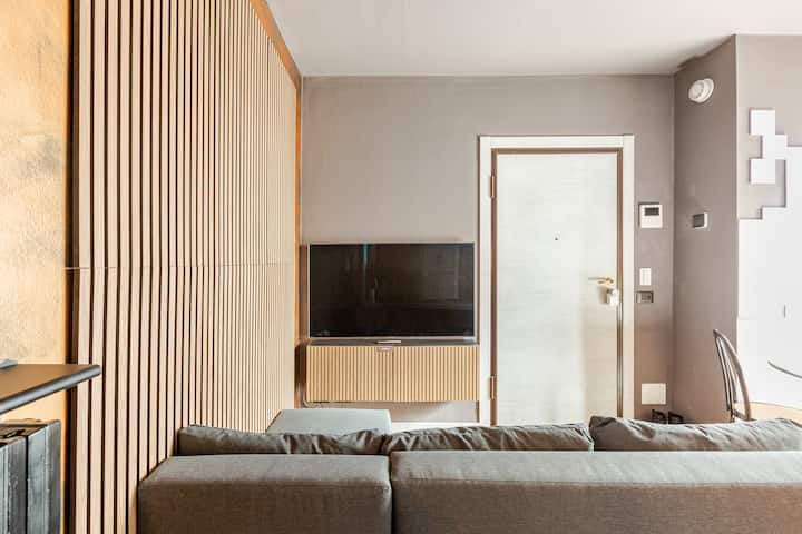 La puerta principal da a una acogedora zona de estar, donde la sala de estar y la cocina conviven en un único y armonioso espacio. Aquí encontrarás una cómoda zona de descanso con sofá y televisión, además de una cocina totalmente equipada.