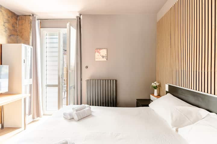 El dormitorio da directamente a la terraza, lo que crea una agradable continuidad entre los espacios interiores y exteriores.