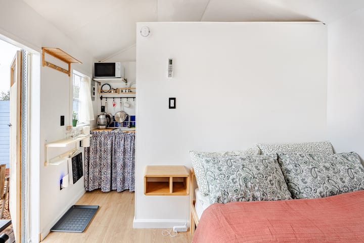 Un dormitorio tranquilo con una cama completa, sábanas de calidad y luz natural. Perfecto para un sueño reparador después de explorar Temecula.