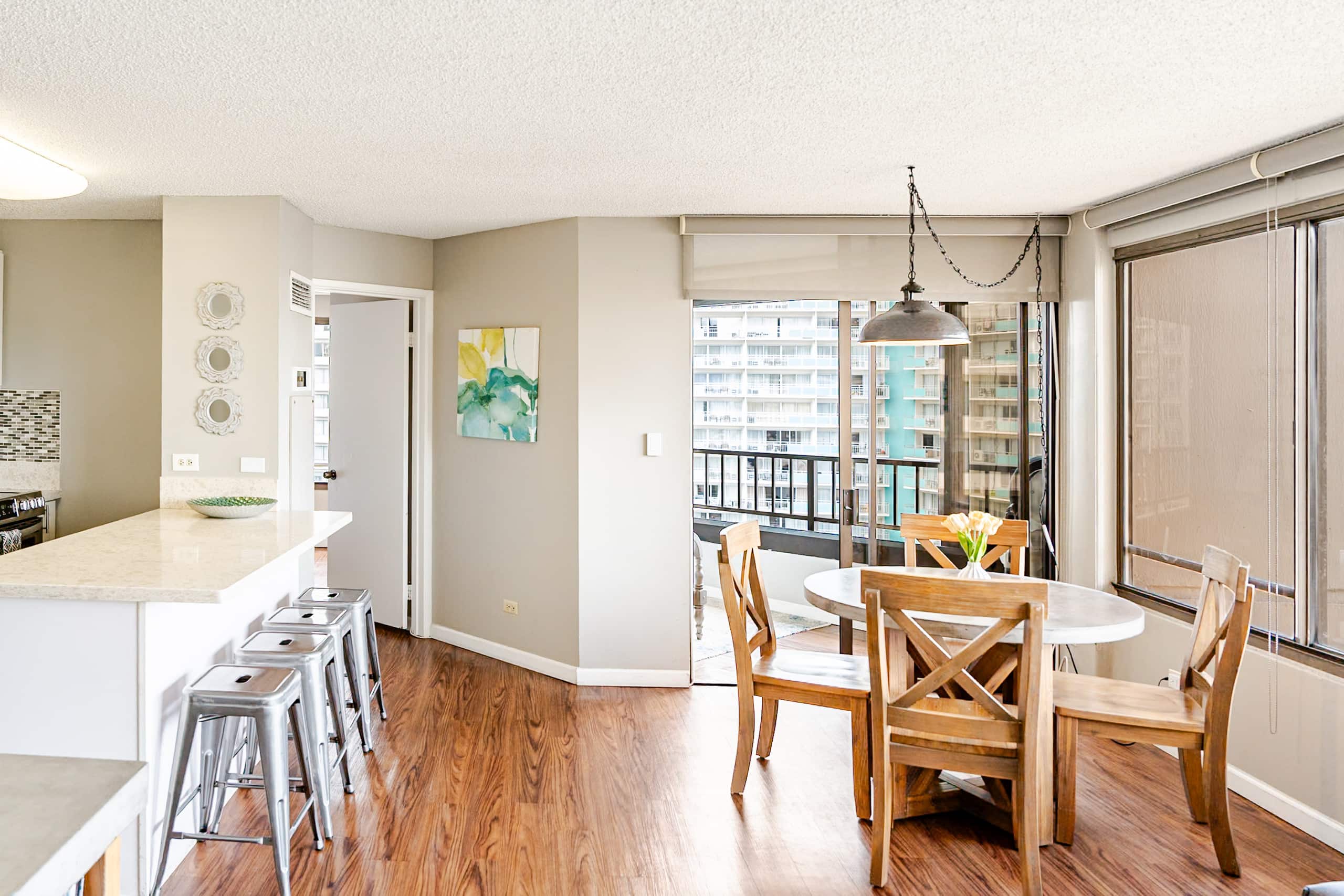 Condo in Honolulu · ★4.87 · 2 bedrooms · 3 beds · 2 private baths - Image 5