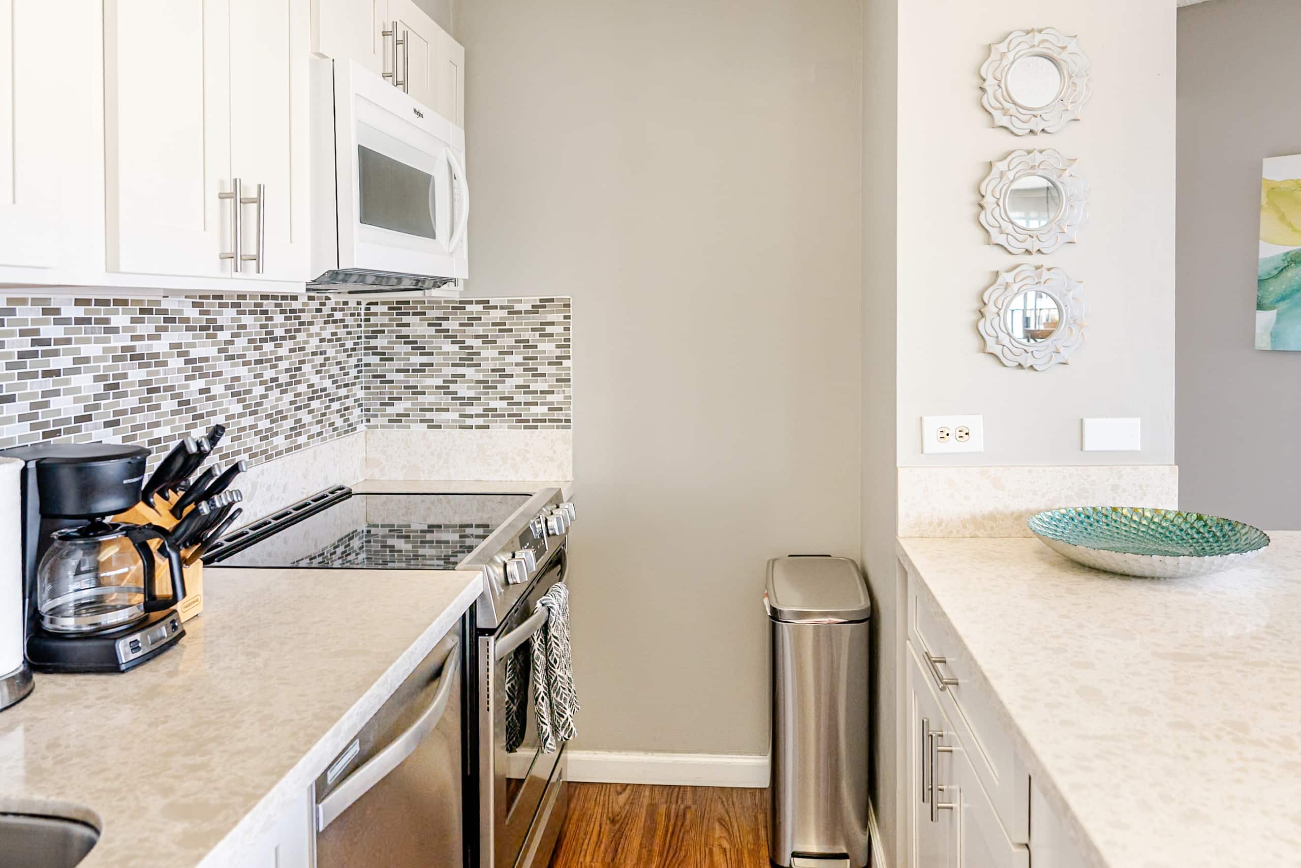 Condo in Honolulu · ★4.87 · 2 bedrooms · 3 beds · 2 private baths - Image 33