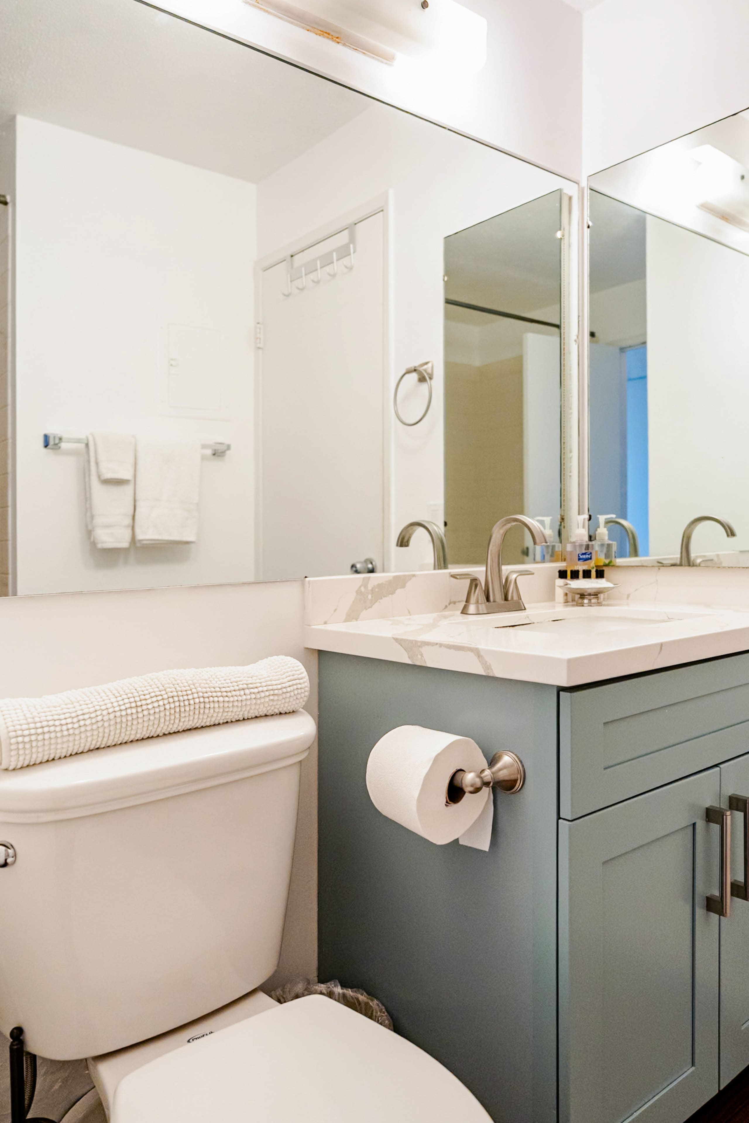 Condo in Honolulu · ★4.87 · 2 bedrooms · 3 beds · 2 private baths - Image 11