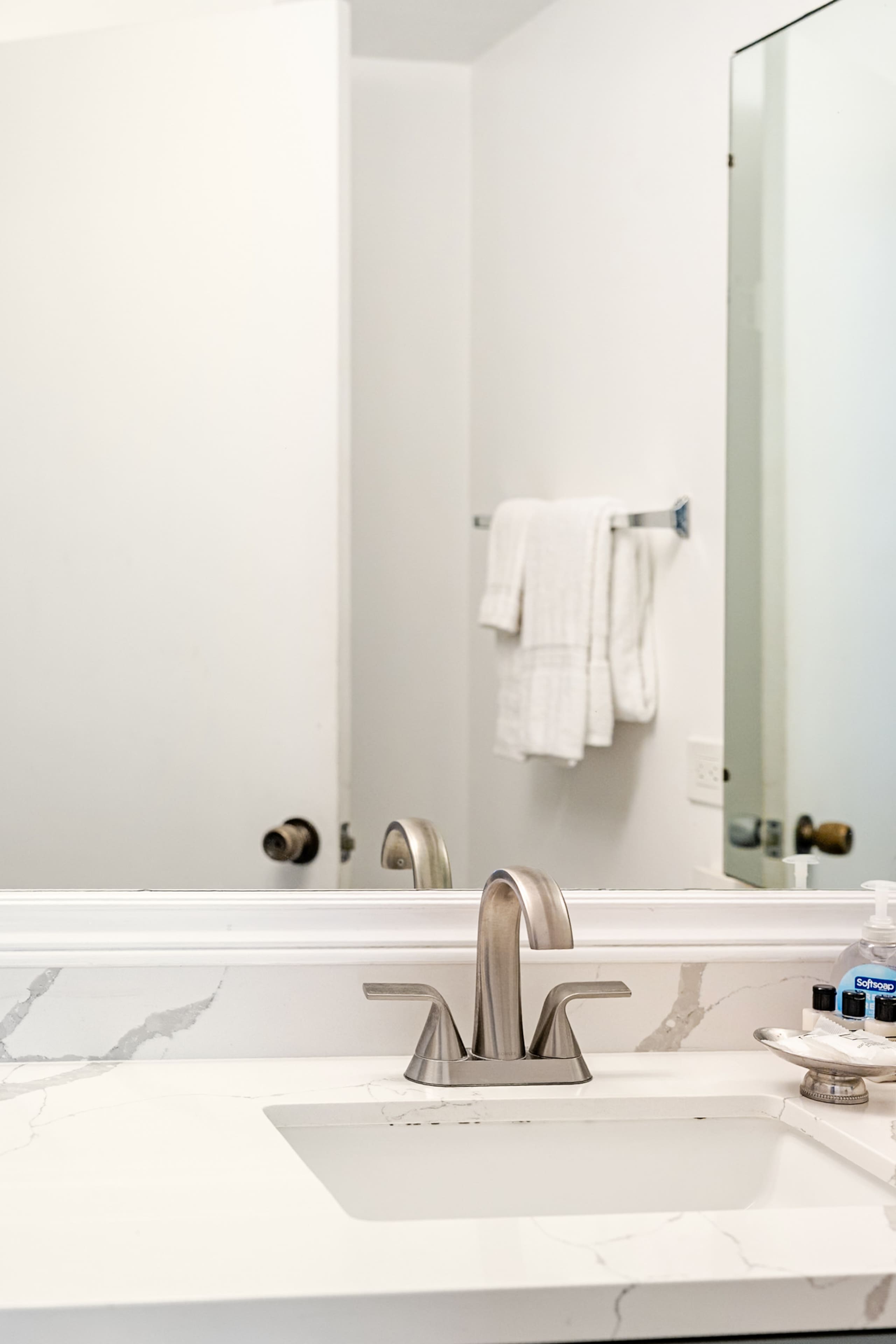 Condo in Honolulu · ★4.87 · 2 bedrooms · 3 beds · 2 private baths - Image 32