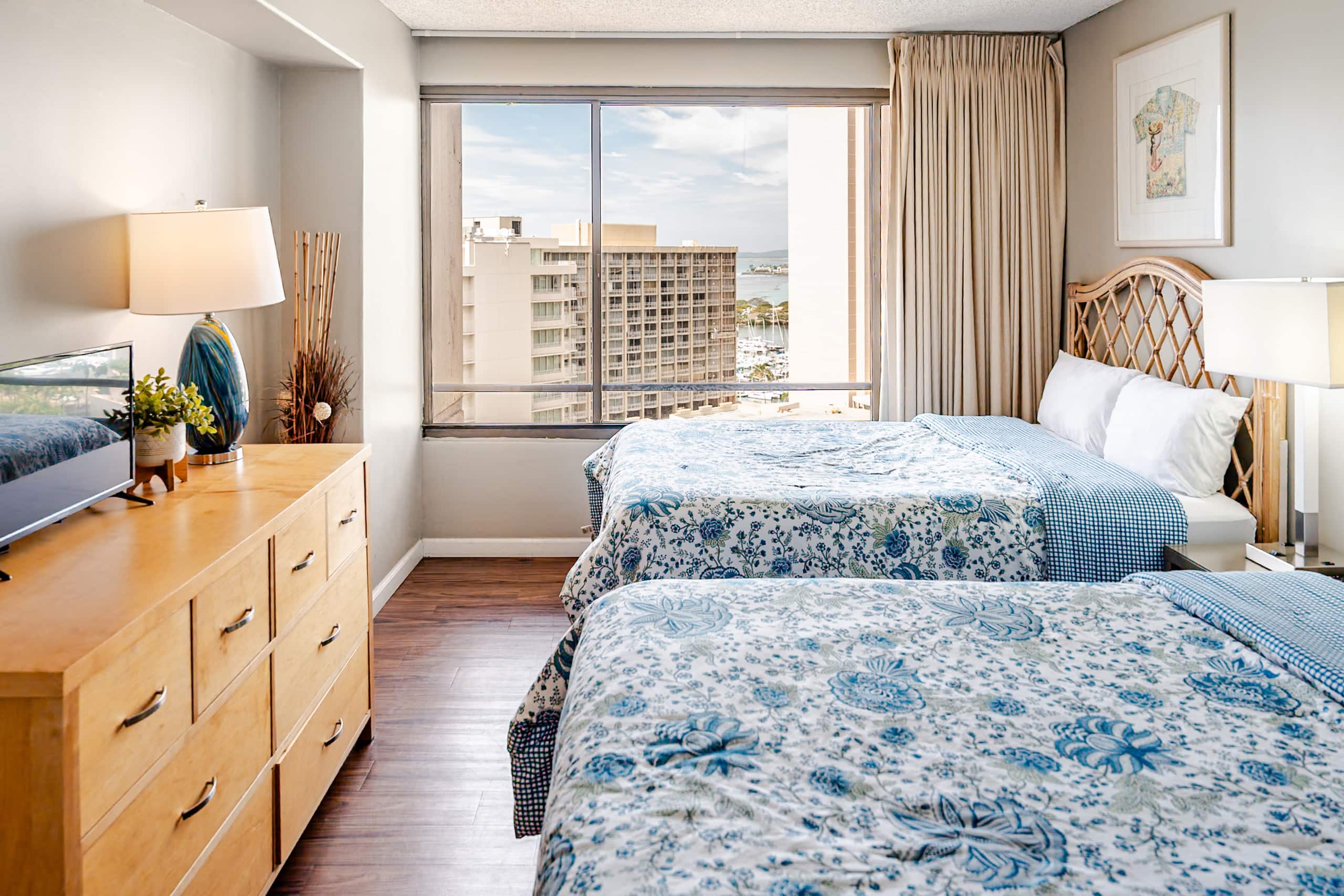 Condo in Honolulu · ★4.87 · 2 bedrooms · 3 beds · 2 private baths - Image 4
