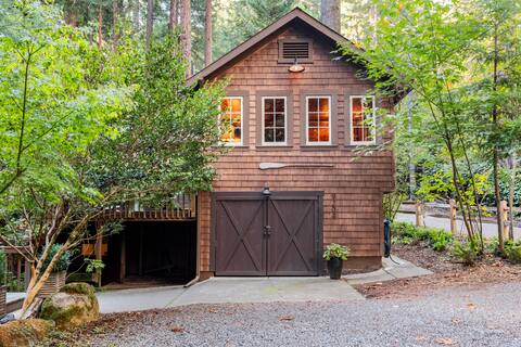 Redwood Retreat: Hot Tub, Deck, Fireplaces & Views