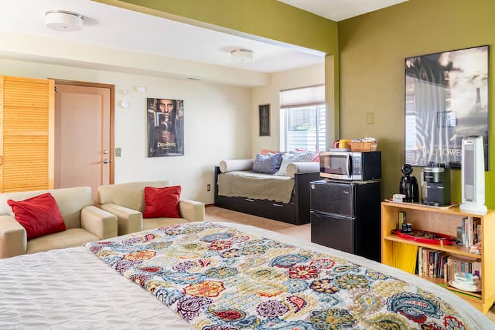 600 კვადრატული მეტრის ფართობი მოიცავს ორადგილიან საწოლს, 2 შეზლონგს და ერთდღიან საწოლს (ფართოვდება ორ ტყუპამდე) და პატარა მინი-სამზარეულო.  