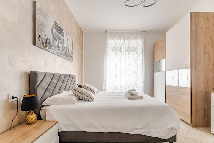 Velika spavaća soba s bračnim krevetom i ormarom