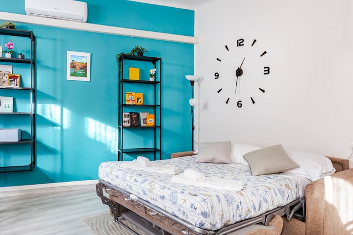 开放空间区域-舒适的双人沙发床，配有20厘米的床垫 