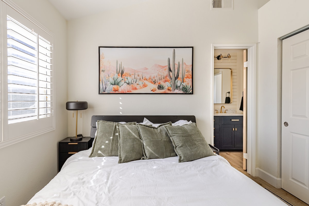 Dhoma e Kaktusit — atmosferë boho dhe bukuri shkretëtire. Çlodhu në krevatin dopio "queen" të butë, ndiq një shfaqje në televizor dhe rehatohu me shumë hapësirë në dollap për qëndrimin tënd.