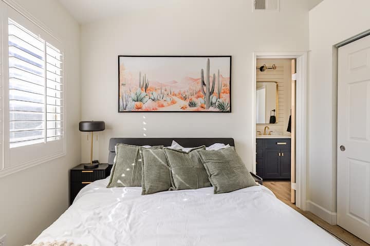 კაკტუსების ოთახი — ბოჰემური ატმოსფერო და უდაბნოს შარმი. დაისვენეთ კომფორტულ საწოლზე (150‑179 სმ), უყურეთ სატელევიზიო შოუებს და მოაწესრიგეთ თქვენი ბარგი კარადაში.