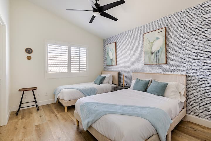 „ბუდესავით“ მოწყობილი ოთახი, სადაც კომფორტს განსაკუთრებული მნიშვნელობა აქვს.
ეს მშვიდი საცხოვრებელი იდეალურია დასასვენებლად და დასასვენებლად უდაბნოს მზის ქვეშ მთელი დღე გატარების შემდეგ. აქ არის ერთი და ორმაგი საწოლი, მსუბუქი, სასიამოვნო დეკორი და დიდი გარდერობი.