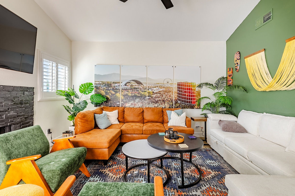 Mirë se vjen në The Polo Den, ku festivali nuk mbaron kurrë. Tekstura bohemike, kënde komode dhe një mural që sjell magjinë e Coachella-s në ambiente të brendshme. Projektuar për të ofruar ulëse të rehatshme për të gjithë 10 vizitorët.