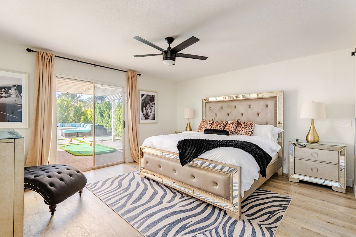 Suita e vjetër e Hollivudit, ku magjia e të vjetrës takohet me komoditetin modern.
Krevat dopio "king", printimet e guximshme të kafshëve dhe detajet luksoze me pasqyra krijojnë një pushim të denjë për yjet me një banjë brenda dhomës, një dollap me dyer të mëdha dhe një derë banje rrëshqitëse magjepsëse.