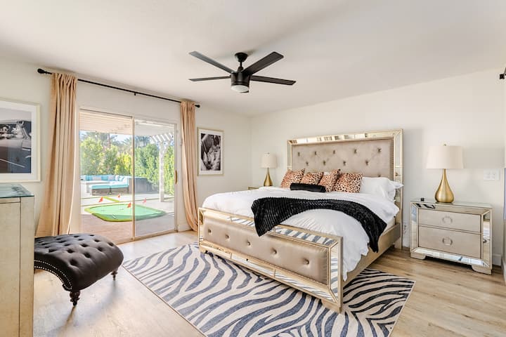 ძველი ჰოლივუდის ლუქსი — ვინტაჟური გლამური სტილი თანამედროვე კომფორტთან შეხვედრის ადგილი.
დიდი ორადგილიანი საწოლი, ცხოველების გამოკვეთილი პრინტები და მეტალის ზედაპირები ქმნიან ვარსკვლავების ღირს დასასვენებელ ადგილს, რომელსაც აქვს საკუთარი სააბაზანო, გარდერობი და გლამურული ამოძრავებელი კარი.