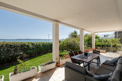 Top Airbnb: Luxury Apartment on the beach in Kaštel Kambelovac