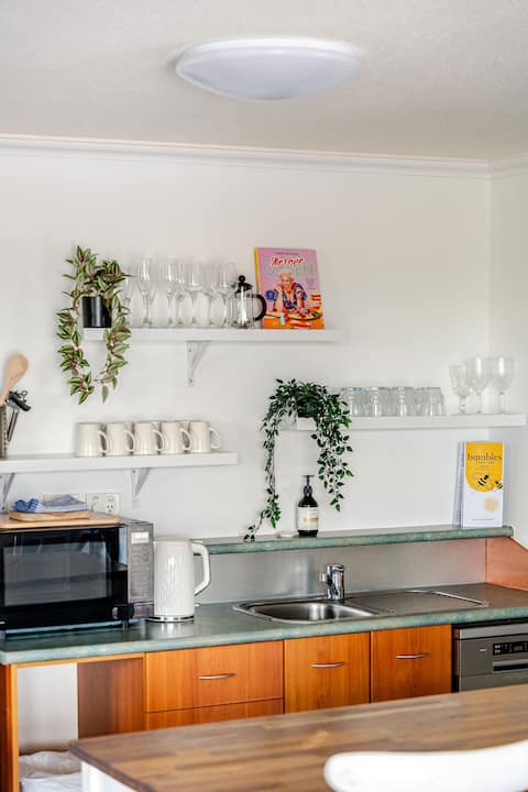 Top Airbnb: Blue Lagoon - Budds Beach - Hamptons Retreat in Surfers Paradise