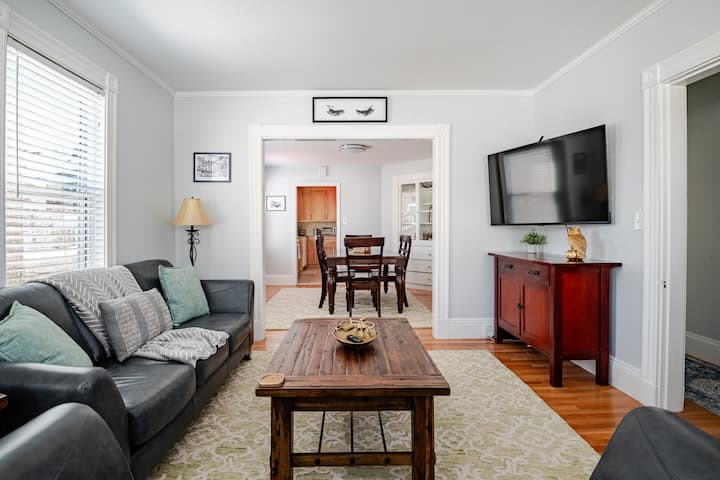 New Renovated Spotless Waltham Condo Walk To Shops - Waltham, MA