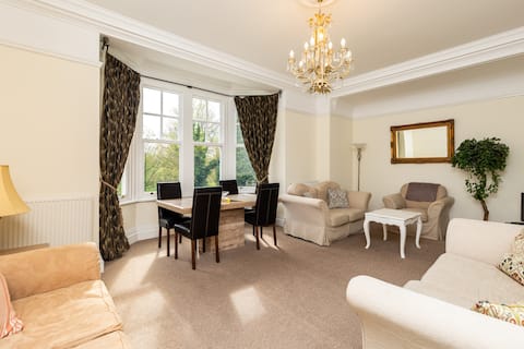 Popular Airbnb listing: Superb Large York Apartment near Racecourse in York