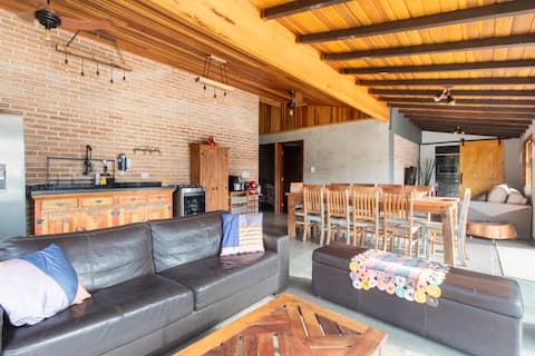Popular Airbnb listing: Beautiful farmhouse in a gated community PET FRIENDLY in Mairinque