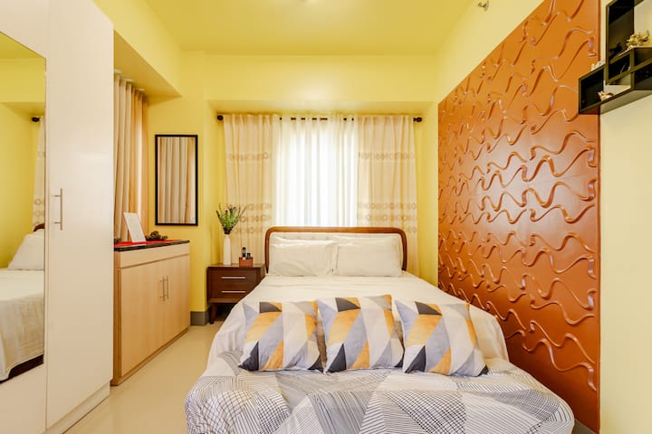 Master's bedroom - Queen-size bed, large Wardrobe cabinet with full-size vanity mirror, fully Airconditioned with ceiling fan