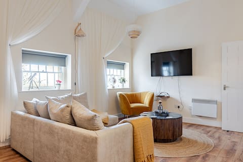 Top Airbnb: Urban Chic Spacious 2BR+Rare 2 Free Parking Spaces in Gloucester